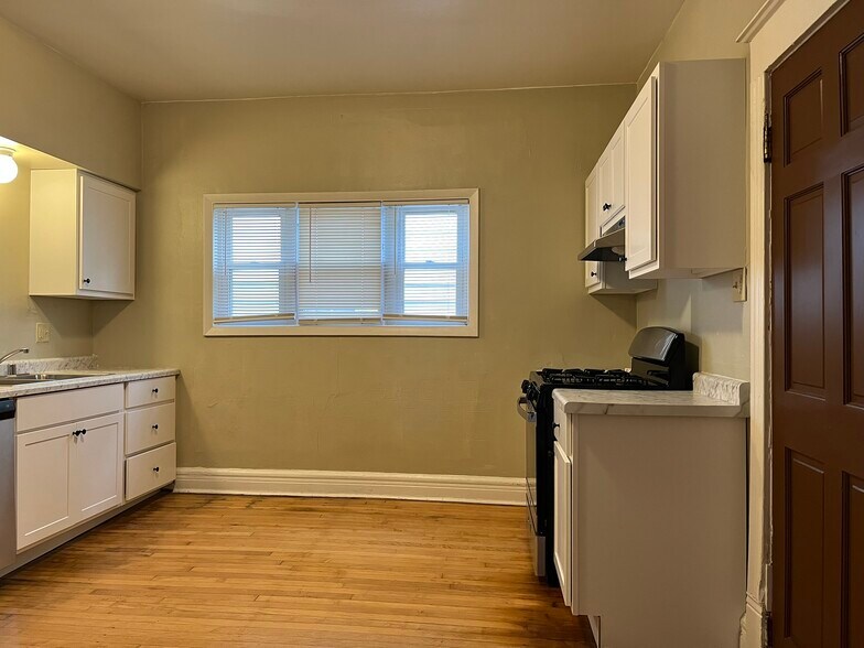 Building Photo - 333 E Lincoln Ave