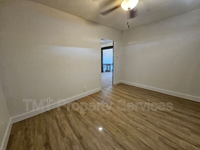 Building Photo - 908 S Sinclair Ave