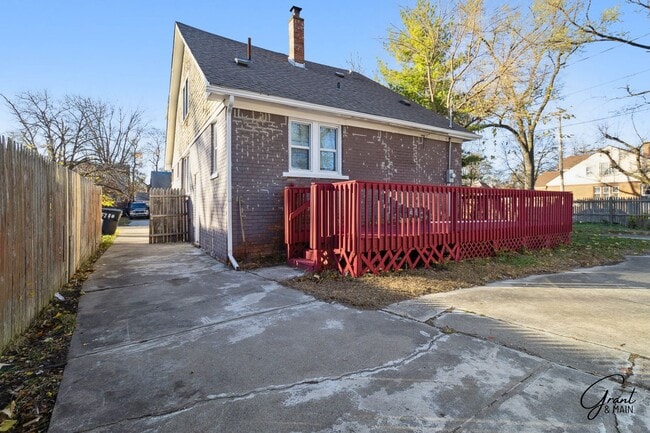 Building Photo - 4 Bedroom 2 Bath