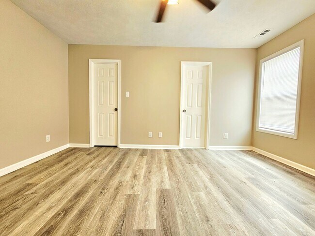 Building Photo - Move In Ready