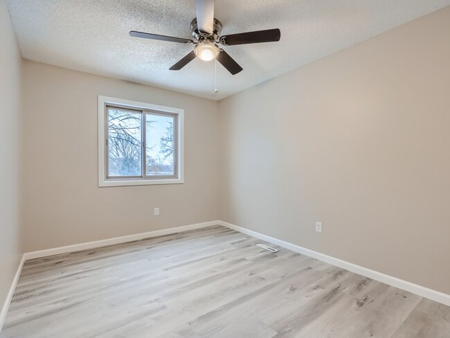 Building Photo - Blaine 4 Bedroom Townhome