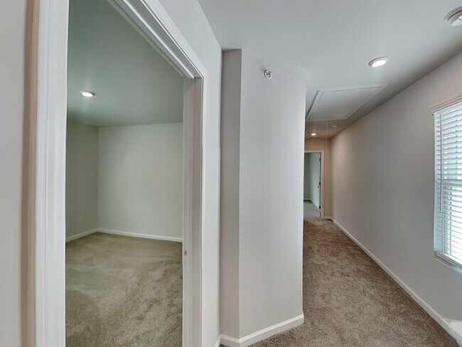 Building Photo - Lovely 3 Bedroom 2.5 Bath Home located in ...