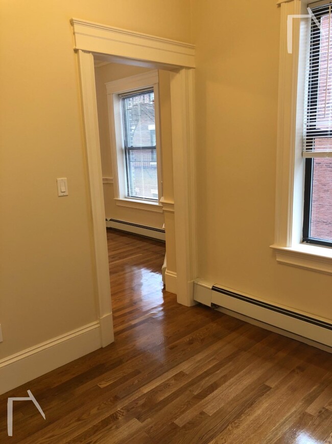 Building Photo - 871 Beacon St