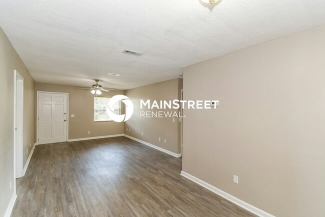Building Photo - 4 Bedroom Pet-Friendly Home in Jacksonville, FL with Main Street Renewal