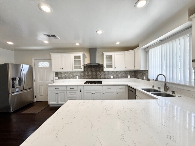 Building Photo - Beautiful 4 Bedroom 3.5 Bathroom Home in t...