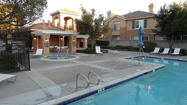 Building Photo - Clean & Spacious 2BR 2BA Two-Story, All Up...