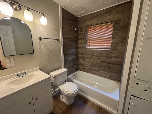 Building Photo - Lovely 4 Bedroom 2 Bath Home with Detached 2 Car Garage and Fully Fenced Huge Yard!!