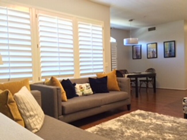 Building Photo - Charming Upper End Unit 2 Bed 2 Bath Condo