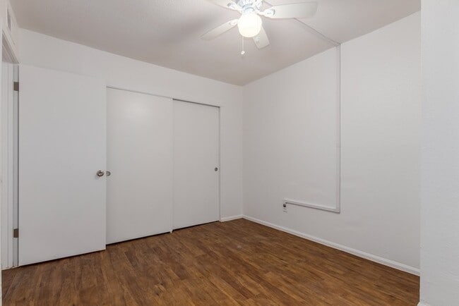 Building Photo - Move-in special $800.00