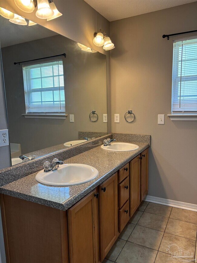 Building Photo - 2423 Flintstone Dr