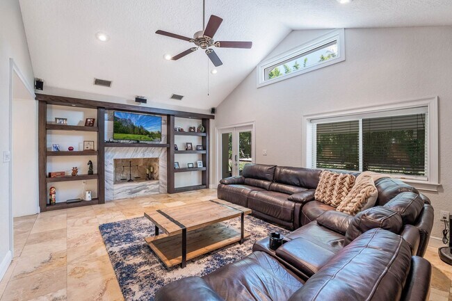 Building Photo - Hourglass District ~ Gorgeous 3/2.5 home w...