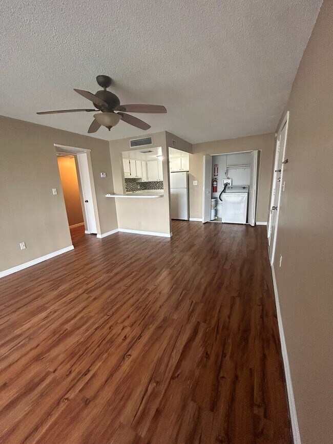 Building Photo - 618 Orange Dr