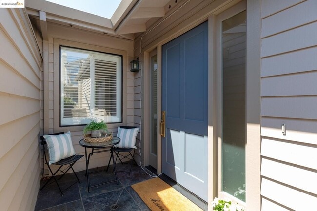 Building Photo - Four Bedroom Home with Panoramic Views