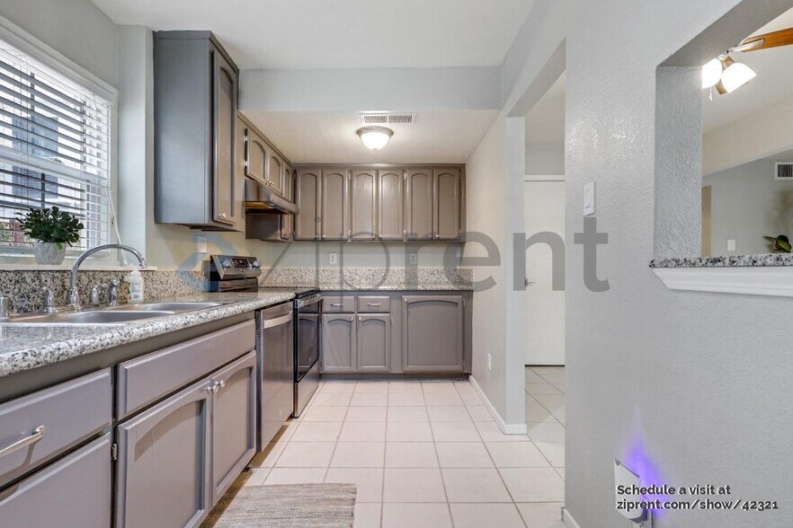 Building Photo - 517 13th St