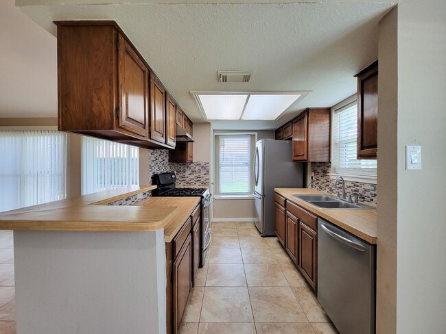 Building Photo - BEAUTIFUL 3 BEDROOM 2 BATH UPDATED HOME WITH TILE THROUGHOUT. GRANITE COUNTERTOPS WITH TILE FLOOR...