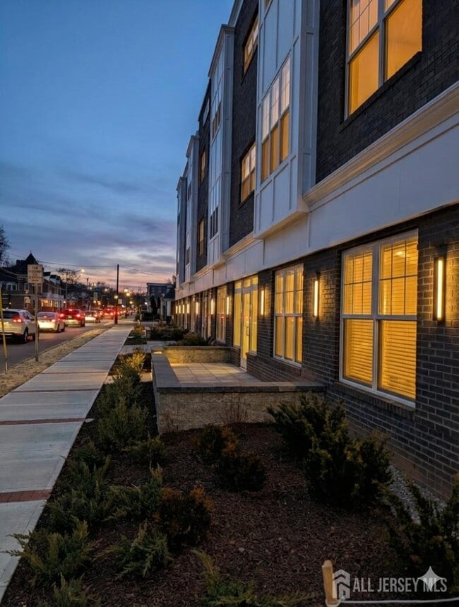 Building Photo - 581 Middlesex Ave