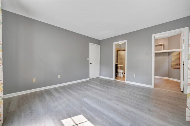 Building Photo - 104 Southampton Ct