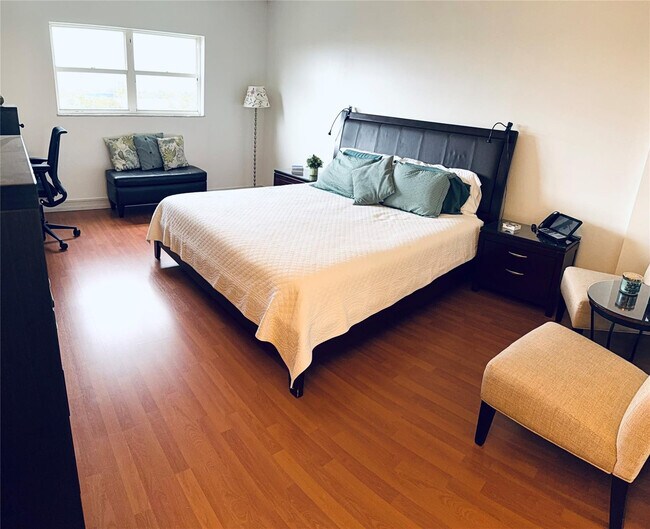 Building Photo - 800 NE 195th St