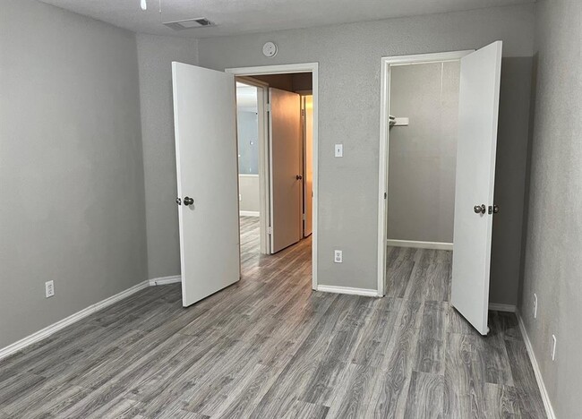 Building Photo - 10637 Braes Bend Dr