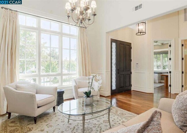 Building Photo - Beautifully Updated 5-Bedroom Home in Prim...