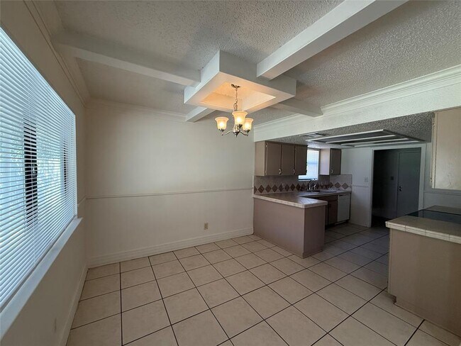 Building Photo - 8906 Pineridge Dr
