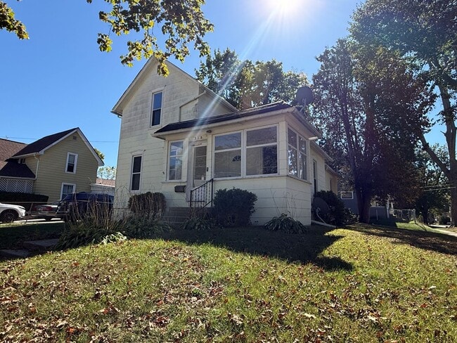 Building Photo - Spacious Two-Bedroom Home