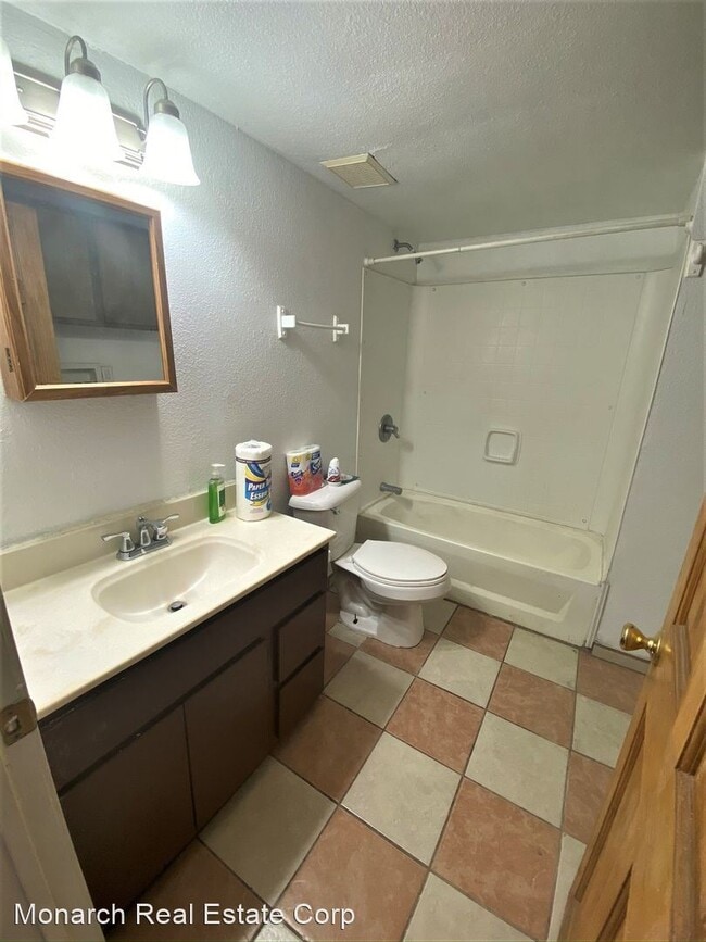 Building Photo - 825 Parkview Dr