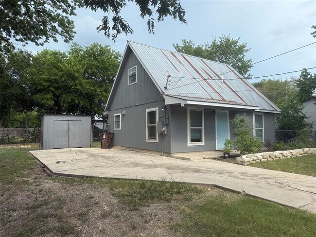 Building Photo - 622 Trinity St