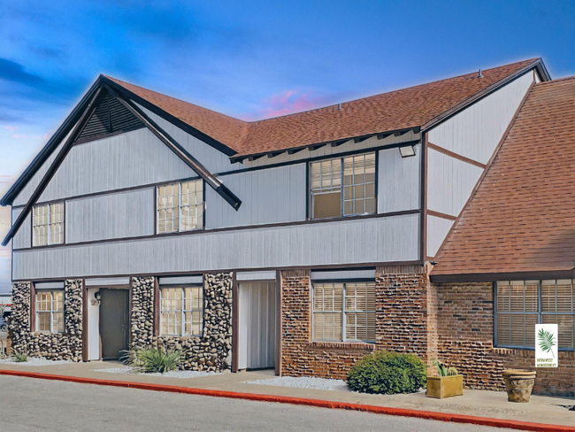 Building Photo - 3822 Englewood Cir