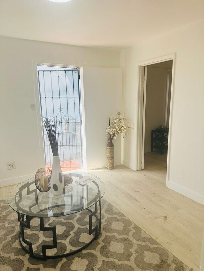 Building Photo - Free Rent until FEBRUARY 2026! Brand new" Cottage!  1-BR + den, totally remodeled!