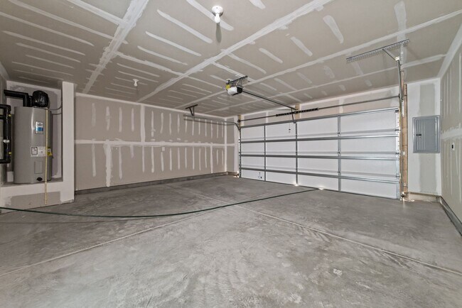 Building Photo - 825 Basswood Gln Trl