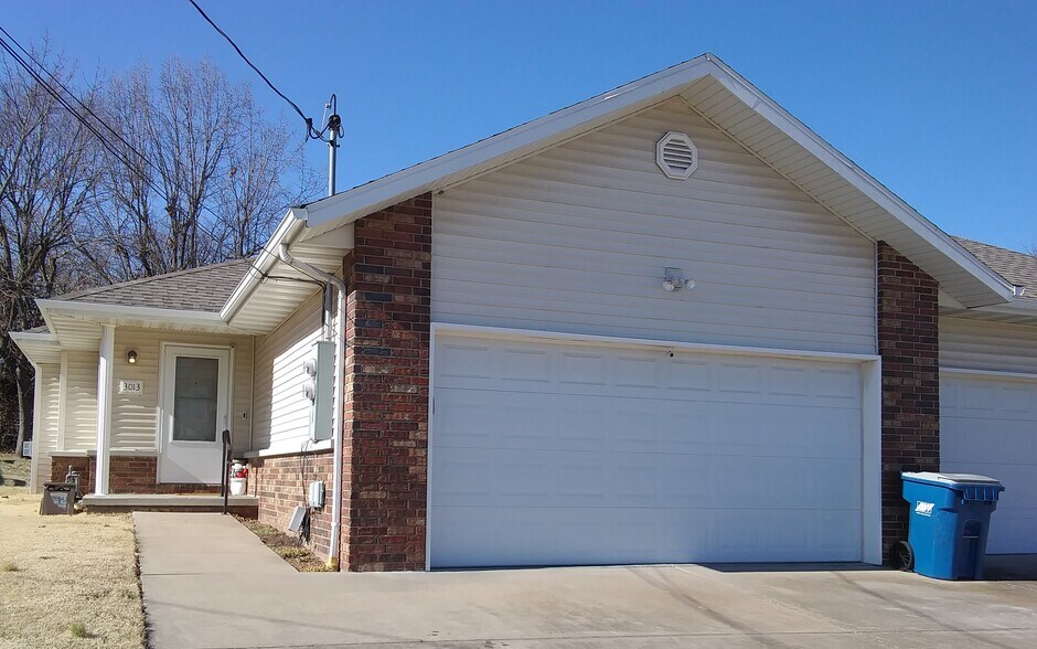 Front - 3013 N Fremont Ave