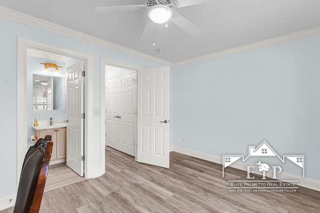 Building Photo - Charming Townhouse Near the Heart of Charleston – Comfort & Convenience in One!