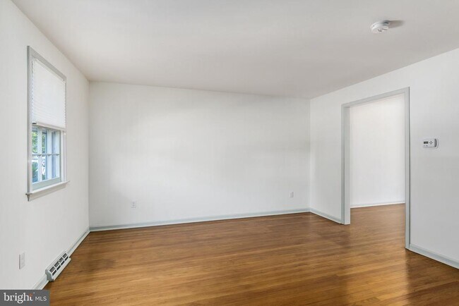Building Photo - 139 E 3rd St