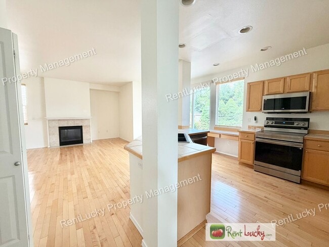 Building Photo - Beautiful 4 Bedroom Home in Lakeland Hills! High Ceilings, Natural Light, and Generous Layout!