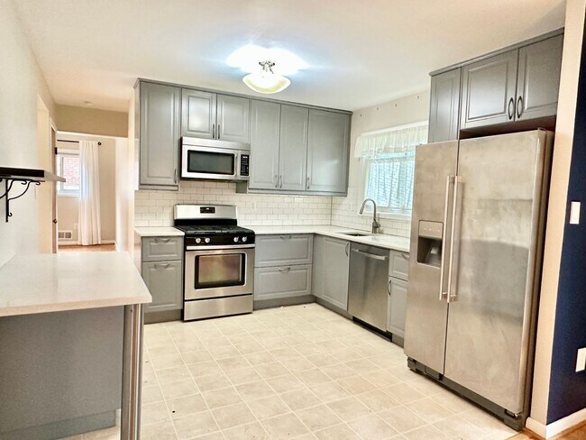 Building Photo - 5 Bedroom 2.5 Bathroom! Parking! Pets Welc...