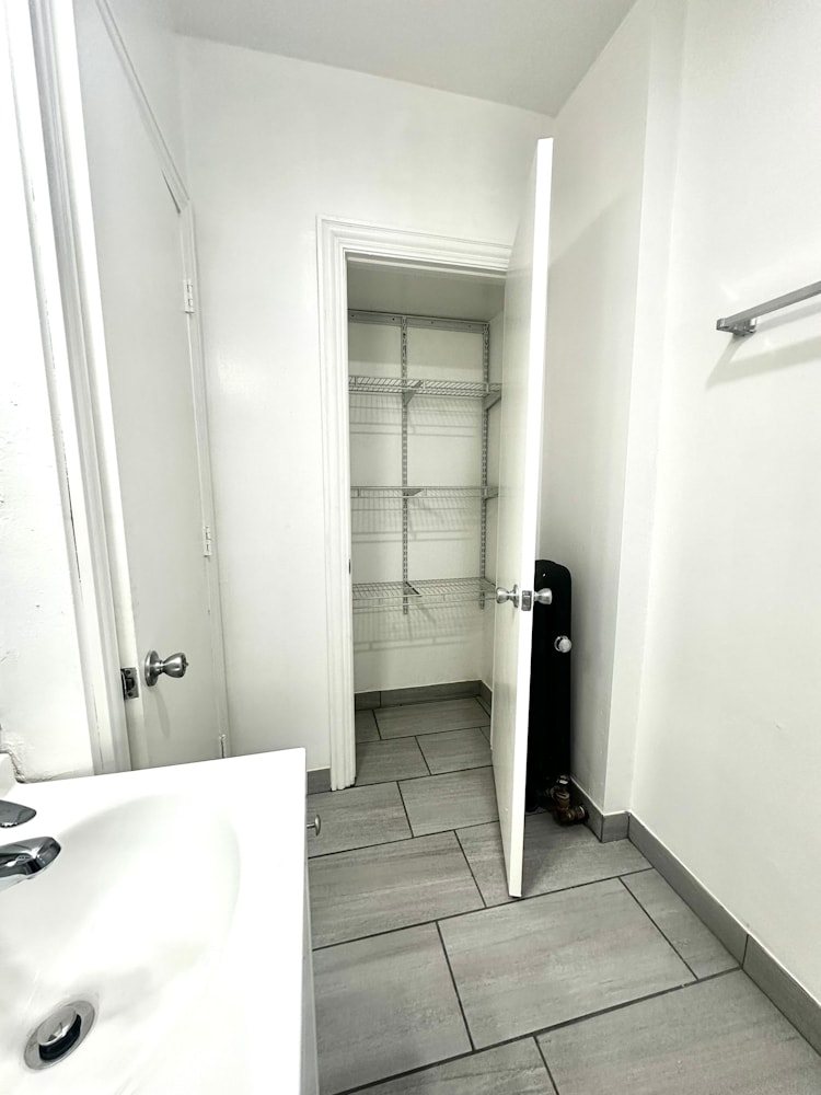 Building Photo - 4031 N Kenmore Ave