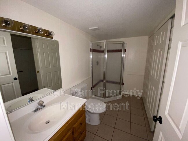 Building Photo - 921 S Val Vista Dr