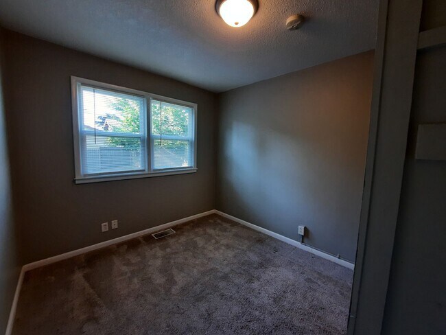 Building Photo - 3 Bedroom Home with a Fenced Yard and BEAU...