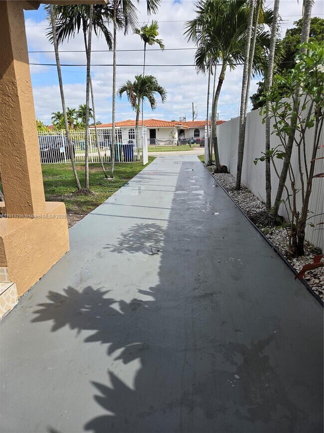 Building Photo - 340 SW 78th Ave