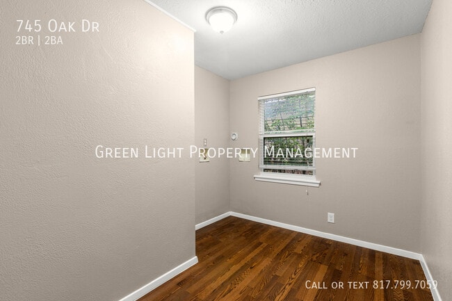 Building Photo - 745 Oak Dr