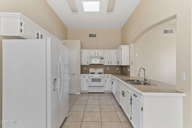 Building Photo - 2029 Sun Chariot St