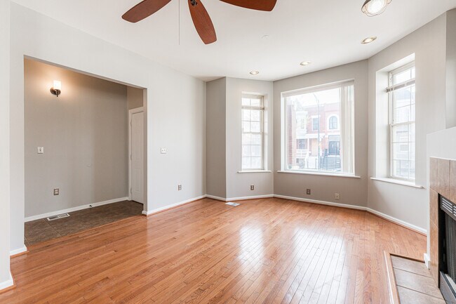 Building Photo - 2916 W Warren Blvd