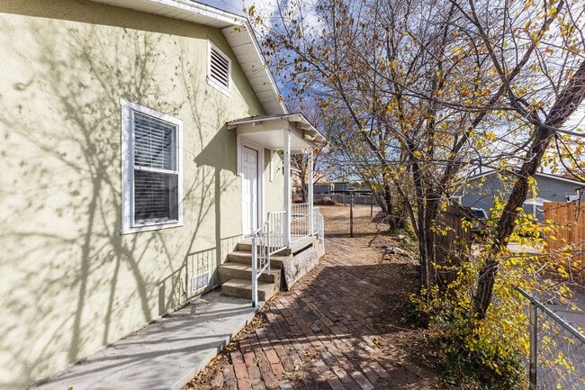 Building Photo - Adorable home on over-sized lot!