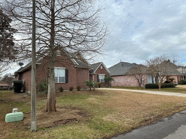 Building Photo - Gated Community Custom Home on the water