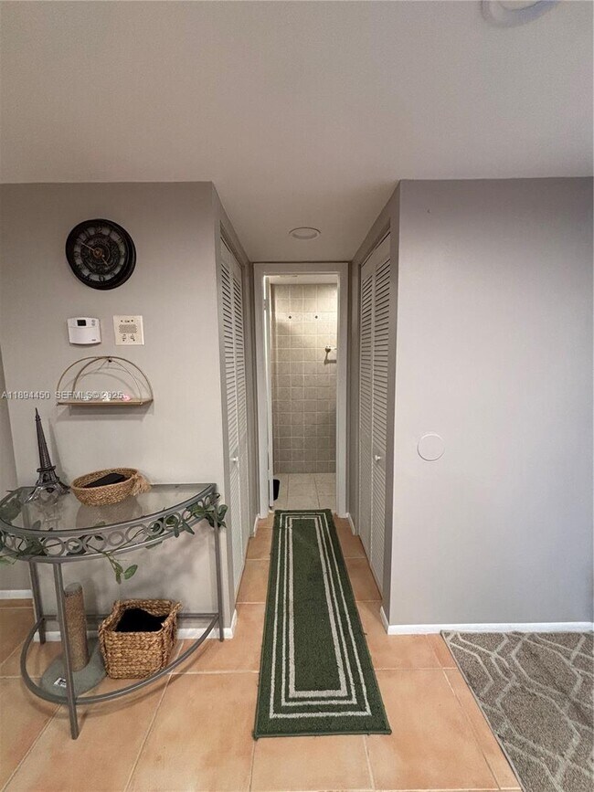 Building Photo - 3650 Inverrary Dr