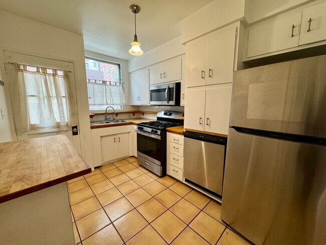 Building Photo - Charming Large 1 Bed with a Huge Private Yard