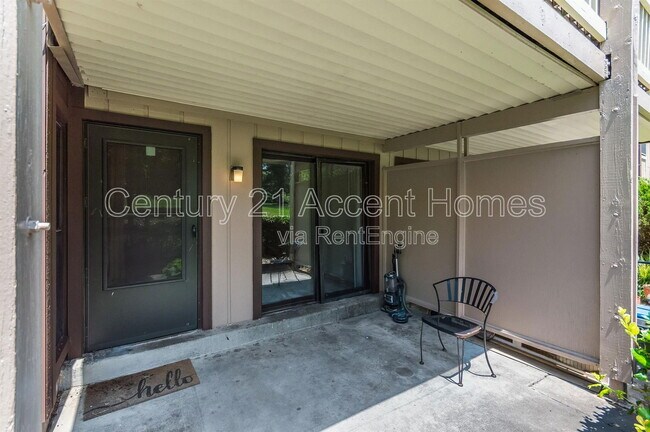 Building Photo - 5805 Royal Ridge Dr