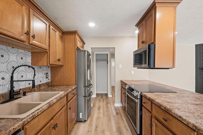 Building Photo - Spacious 3-Bedroom Home in The Colony – Available Now!