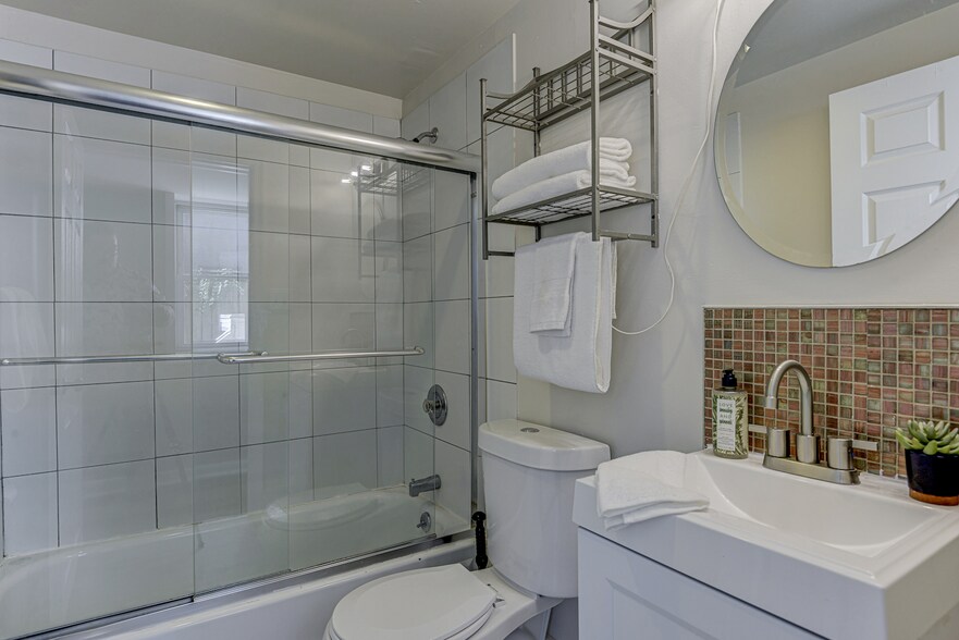 Building Photo - 1736 Light St